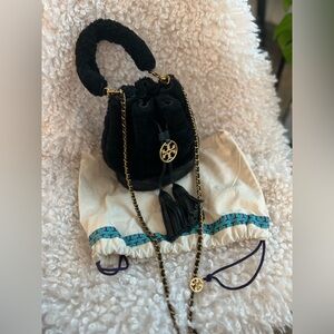 🐈⬛☁️🖤 Authentic Tory Burch - Fleming Soft Shearling Mini Bucket Bag☁️🐈